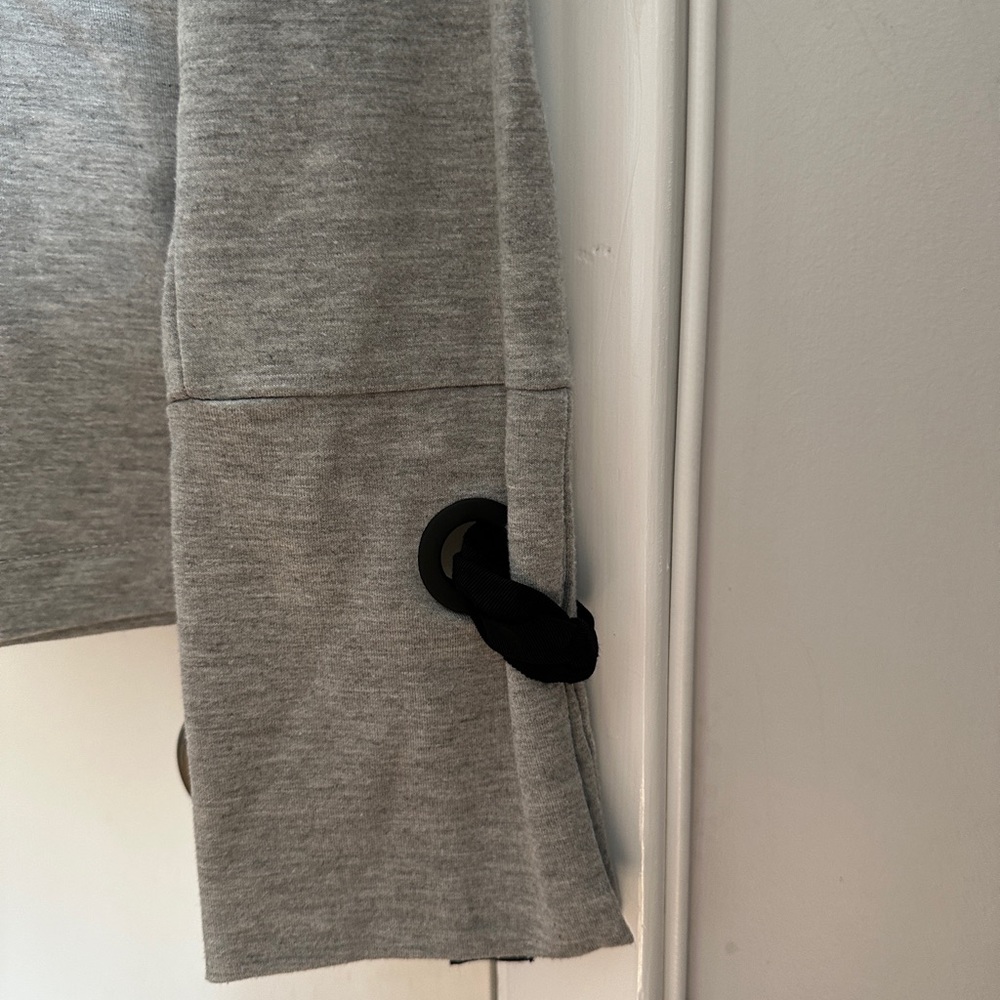 Sweatshirt with tie cuff details!